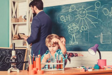 bilim deneyleri yapan çocuklar. Eğitim. Kimya laboratuvarı. mutlu çocuk öğretmen. Okula geri dön. Kimya laboratuvarında sıvılarla deneyler yapıyor. Kendine güvenen öğrenci eğitimi