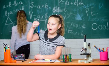 Göz bebekleri kimya dersinde. Laboratuvar uygulaması. Kimya dersleri. Büyüleyici bir bilim. Eğitim deneyi. Kız arkadaşlar kimya okuyor. Mikroskop test tüpleri kimyasal reaksiyonlar