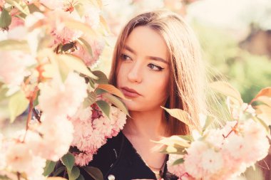 Kafamda bahar. çiçek kokusu, alerji. kiraz çiçeği kız. Sakura ağacı açıyor. doğal yaz güzelliği. cilt bakımı ve spa. Cilt için doğal kozmetik. bahar çiçek çiçek kadın