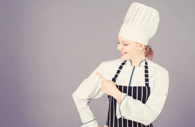 A la carte menüsünden öğeleri seçin. Güzel kadın aşçı parmak uzakta işaret ve sunan menü. Restoran menünün için reklam. Menü listesi, kopyalama alanı