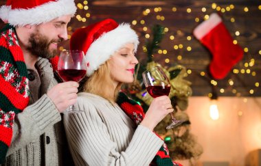 En iyi tat. Birbirine aşık çift Noel Baba şapkası. Hediye zamanı. Mutlu yıllar. Tatil kutlaması. Kadınlar ve erkekler Xmas 'ı sever. Mutlu noeller. Aile şarap içer. Selamlama zamanı. Çift kendini rahat hissediyor