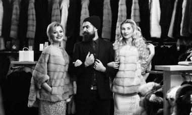 Arkadaşlar lüks alışveriş mağazası ile sakallı adam kürk.