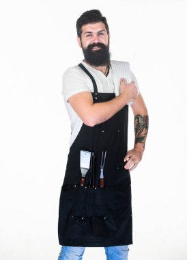 Açık havada et kızartmak için aletler. Piknik ve barbekü. Biftek ve barbekü için eti nasıl seçersin? Barbekü menüsü. Sakallı hippi barbekü için önlük giyer. Kızartma ve ızgara yemek. Bahşişler et pişirir