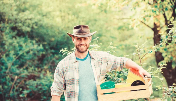 Agricultor sexy mantenga caja de madera con olla. Campesino ecológico. Cosecha. feliz día de la tierra. Eco vivir. agricultura y cultivo agrícola. Equipo de jardín. rancho musculoso con sombrero de vaquero. Me encanta mi trabajo. —  Fotos de Stock