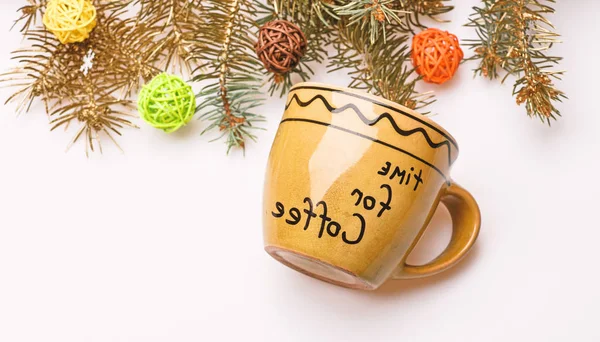 Taza de cerámica con tiempo de inscripción para el café. Taza para café con decoraciones de Navidad de fondo. Disfruta de la bebida de invierno. Concepto de hora del café. Bebida de invierno con cafeína. Beber café Nochebuena — Foto de Stock