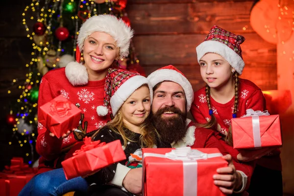 Geweldige cadeaus. Open het kerstcadeau. cadeaus van de kerstman. Kerstman vader bij gedecoreerde boom. kleine meisjes zusjes met ouders. Gelukkig gezin vieren nieuwjaar en Kerstmis. vrolijk moeder liefde kinderen — Stockfoto