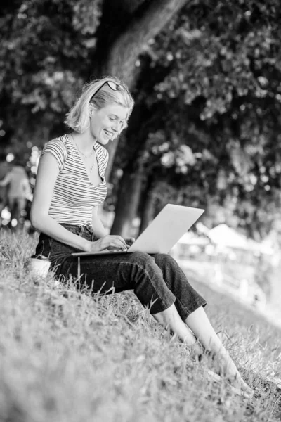 Я люблю свою работу. Девушка блоггер писать пост для социальной сети. Современная женщина с ноутбуком на улице. Девушка ведет свой блог на блокноте. женщина пьет кофе. Вдохновение для ведения блога. лето онлайн — стоковое фото