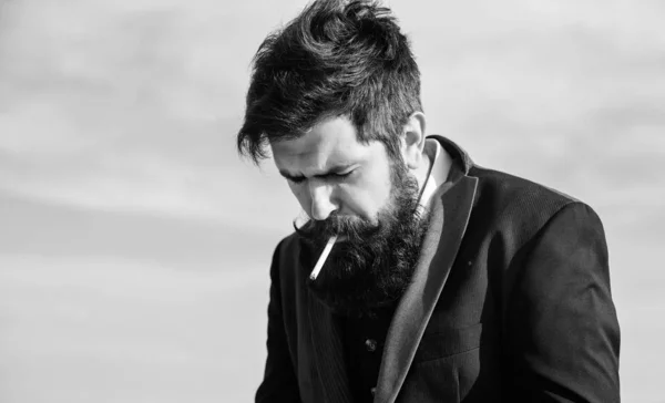 J'allume la cigarette. Homme d'affaires contre le ciel. Succès futur. Mode masculine formelle. Un barbu fumant de la cigarette. fumée. brutal hipster caucasien avec moustache. Mature hipster avec barbe — Photo