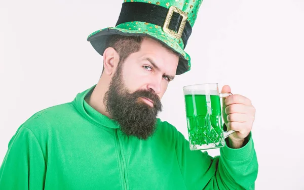 Irländsk pub. Alkohol konsumtion del saint patricks dag. Cheers koncept. Irländsk tradition. Man brutala skäggiga hipster dricka pint öl. Grön öl mugg. Dricka öl en del av firandet — Stockfoto