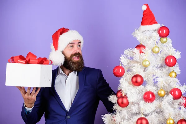 Αγόρασε δώρο. Ο άνθρωπος γενειοφόρος hipster επίσημο κοστούμι κοντά στο χριστουγεννιάτικο δέντρο. Χριστουγεννιάτικο πάρτι γραφείου. Χειμερινές διακοπές. Χριστουγεννιάτικες ευχές. Το καλύτερο κατάστημα δώρων. Χριστουγεννιάτικα δώρα και στολίδια. Μυστική έννοια Σάντα — Φωτογραφία Αρχείου