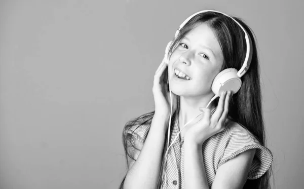 Enjoy music. child study online. E learning with ebook. self education. Mp3 player. small girl pupil in headphones. home schooling. girl listen to music. Audio book. back to school. copy space — Stock Photo, Image