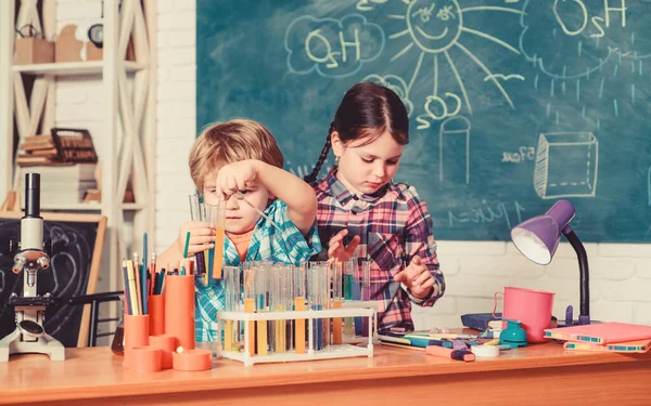 Les enfants qui font des expériences scientifiques. L'éducation. Science et éducation. laboratoire de chimie. des enfants heureux. retour à l'école. faire des expériences avec des liquides en laboratoire de chimie. Pour un avenir meilleur — Photo