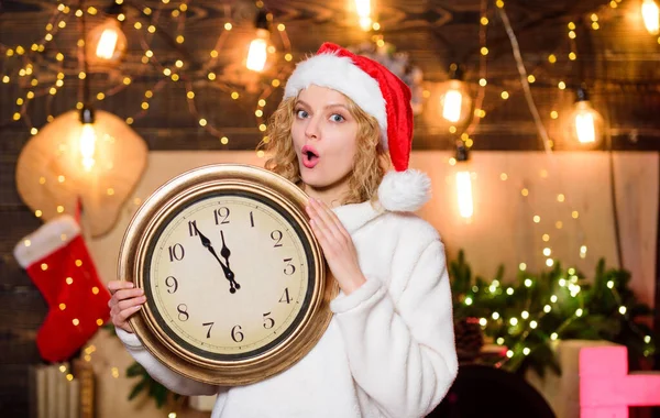 "Čekám. Vánoční nálada. Žena s hodinami. dívka v červeném klobouku Santa Clause. Půlnoc. Veselá ženo, je čas oslavovat. zimní prázdniny. Je čas na Vánoce. Šťastný nový rok. příprava Vánoc — Stock fotografie