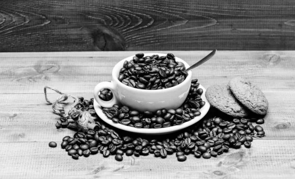 Cafe içecekler menüsü. Arabica robusta kahve çeşidini. İlham ve enerji şarjı için içecek. Fincan tam kahve kahverengi kavrulmuş fasulye mavi ahşap arka plan. Taze kavrulmuş kahve çekirdekleri. Kafein kavramı — Stok fotoğraf