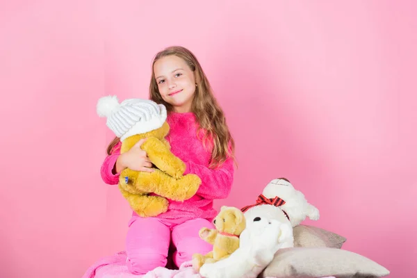 Ung liten flicka leka med mjuk leksak nalle rosa bakgrund. Barn liten flicka lekfull hålla nallebjörn plysch leksak. Teddybjörnar förbättrar det psykiska välbefinnandet. Unika fästen på uppstoppade djur — Stockfoto