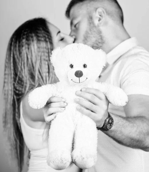 Gevoel van liefde. paar verliefd. familierelaties en geluk. man en vrouw omarmen. romantische relatie. liefdes datum. familie waarden. Valentines Day aanwezig. sexy meisje en man houden teddybeer — Stockfoto