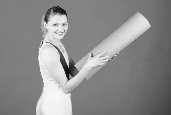 Yoga geeft energie. Gelukkige vrouw workout met fitness mat. Gezondheids dieet. Succes. Sport mat apparatuur. Atletische fitness. Sterke spieren en kracht. Sportieve vrouw training in Gym. Stretching oefeningen — Stockfoto