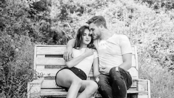 Seré tu San Valentín. camping de verano en el bosque. fin de semana rancho familiar. Una cita romántica. pareja enamorada. Moda casual. pareja relajarse al aire libre en el banco. Concepto de unidad. hombre con chica en el parque —  Fotos de Stock