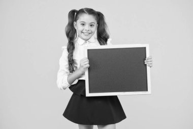 Öğrenci kız sizi bilgilendiriyor. Liseli kız boş karatahta fotokopi alanı tutuyor. Duyuru ve terfi. Şuna bir bak. Kız okul üniforması karatahta. Okul konseptine geri dönelim. Sakın unutma.