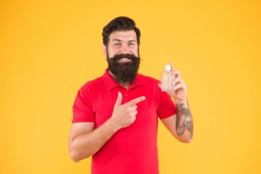 Güzelce seç, bizi seç. Vahşi hippiler kokuyu seçer. Deodorant sunan olgun bir adam. Moda kolonya şişesi. Hijyen ve sağlık. Tazeleniyor. Sakallı adam parfüm tutuyor. Erkek için mükemmel aroma.