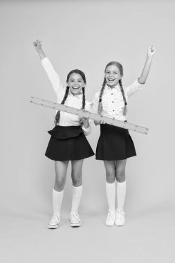 Ölçüm ekipmanları. Çocuk öğrenciler matematik okuyor. Bilgi günü. Schoolgirls okul üniforması büyük cetvel tutun. Geometri okulu dersi. Takım çalışması konsepti. Yakın ya da uzak. Ölçme becerileri. Ölçme mesafesi