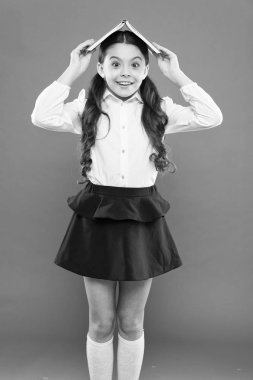 Kız çocuk kitap tutun. Okul kızı ders kitabı okuyor. Çocuk Okulu üniformanın kitabı. Bilgi için heyecanlı. Yaşam dengesi ve pozitifliği. Her şey kontrol altında. Okul stresiyle uğraşmak