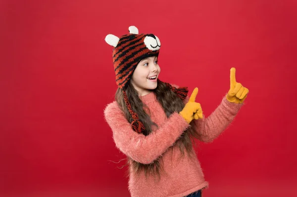 Aventura așteaptă cu îmbrăcăminte nouă. O fetiţă fericită în pălărie tricotată. Copilul vesel în mănuși poartă haine calde. Distracție plăcută în vacanța de iarnă. E timpul Crăciunului. Moda pentru copii. haios tricotat accesoriu — Fotografie, imagine de stoc
