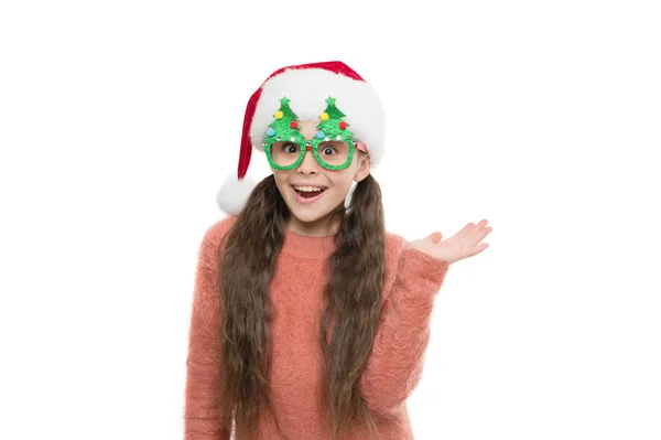 Hallo zusammen. Froh über das neue Jahr. Weihnachtsferien. Kleines Mädchen mit Weihnachtsmütze. Frohes Kind Weihnachtsbaum Brillen Zubehör Stand Requisiten. Spaß haben. Wenig Weihnachtsmann. Weihnachtsevent und Unterhaltung — Stockfoto