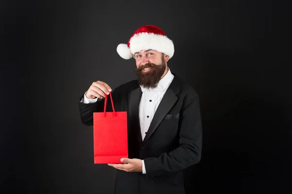 Non temere di trovare il regalo perfetto. Buon hipster godere dello shopping di Natale. Uomo d'affari sorridere con presente in sacchetto di carta. Un regalo da Babbo Natale. Regalo per il giorno di Santo Stefano. Festa in ufficio. Gioia di dare, copiare lo spazio — Foto Stock