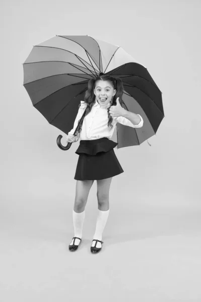 패션 액세서리. 9월 의 비가 오는. 비오는 날 액세서리. 건조한 상태를 유지하십시오. 멋진 여학생입니다. 우산을 가진 소녀입니다. 비오는 날. 행복한 어린 시절. 무지개 스타일입니다. 우산에 행복한 아이. 가을 일기 예보 — 스톡 사진