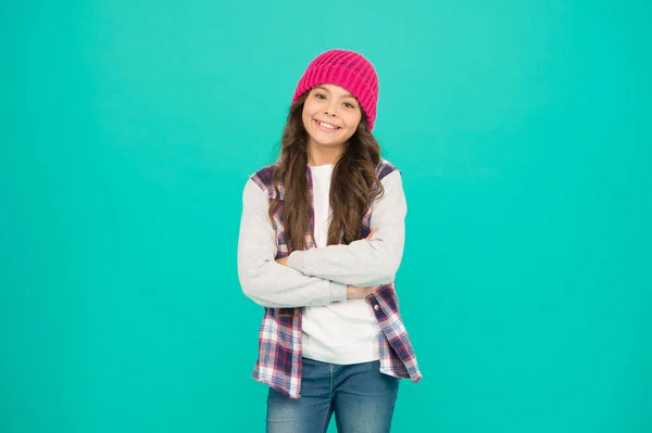 Sentindo-se confiante e despreocupado. feliz hipster menina fundo azul. sorriso saudável de adolescente. Um miúdo de estilo casual. moda de outono de crianças. menina pequena com cabelo comprido. infância feliz — Fotografia de Stock