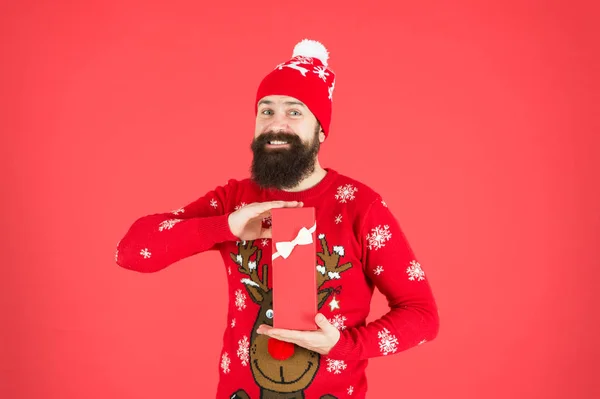 Mężczyzna otwierający prezent świąteczny w domu. Święty Mikołaj życzy Wesołych Świąt. Szczęśliwego Nowego Roku 2020. Portret z dodatnim brodatym mężczyzną jest świąteczny. Wesołych Świąt. Koncepcja świątecznego dnia — Zdjęcie stockowe