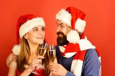 Noel Baba ve şampanyalı seksi kız. Kadın ve erkek içer.
