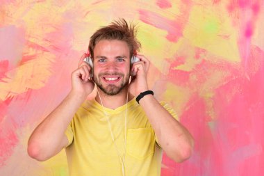 Kulaklıklı, Amerikalı yakışıklı, sakallı adam..