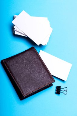 Cyan mavi arka planda kartvizitler var. İş finansmanı