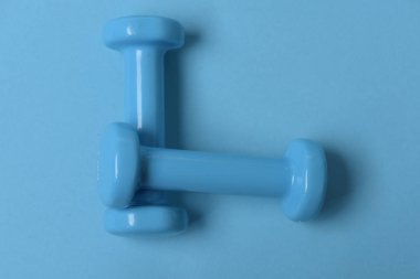 Sağlık rejimi ve sağlık sembolleri. Mavi plastikten yapılmış dambıllar