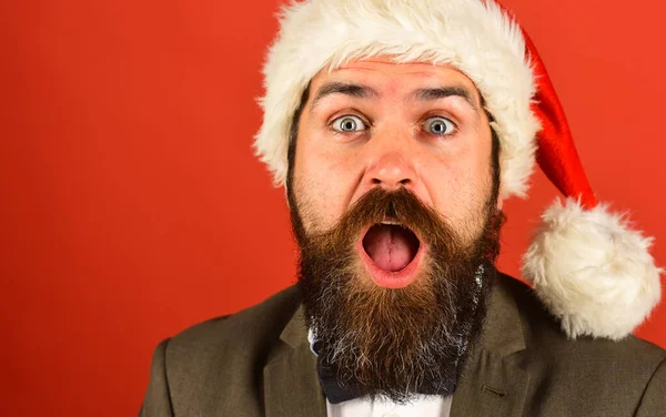 Uomo con barba e vista scioccata su sfondo rosso . — Foto Stock