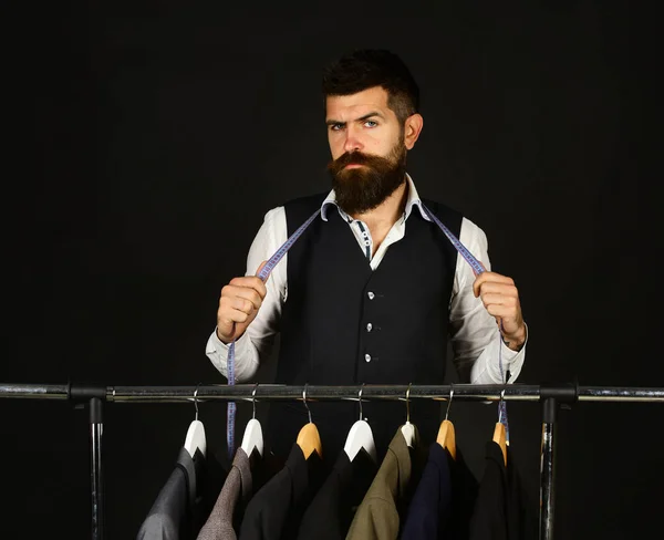 Mode en business stijl concept. Man met baard in vest — Stockfoto
