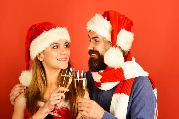 Babbo Natale e ragazza sexy con champagne. Uomini e donne bevono — Foto Stock
