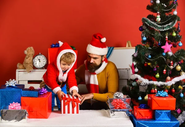 Hombre con barba y cara curiosa juega con hijo —  Fotos de Stock