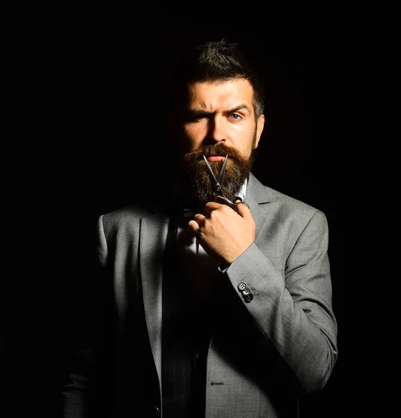 Conceito de publicidade de barbearia. Homem com barba longa segura tesoura de aço — Fotografia de Stock