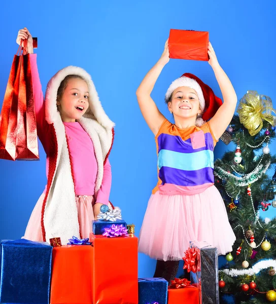 Los niños con caras felices se divierten sobre fondo azul . —  Fotos de Stock