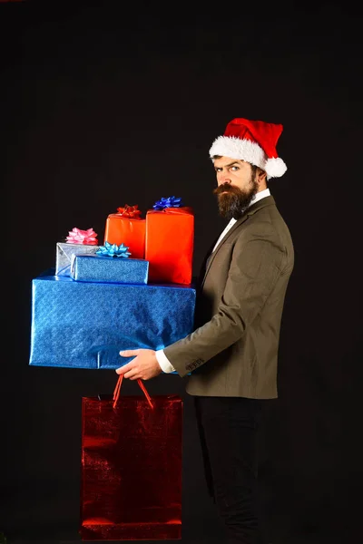 Affari e celebrazioni. Uomo in abito elegante e cappello di Babbo Natale — Foto Stock