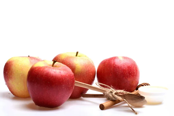 Composizione di mele e posate rustiche. Mele e cucchiai — Foto Stock