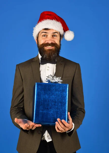 Empresário com cara feliz segura caixa de presente azul — Fotografia de Stock