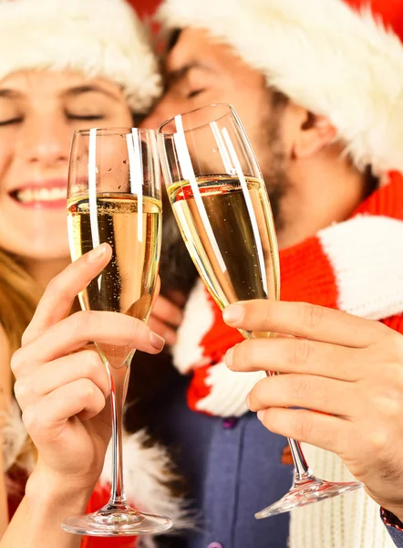 Verliefd paar houdt glazen champagne vast, close up. — Stockfoto