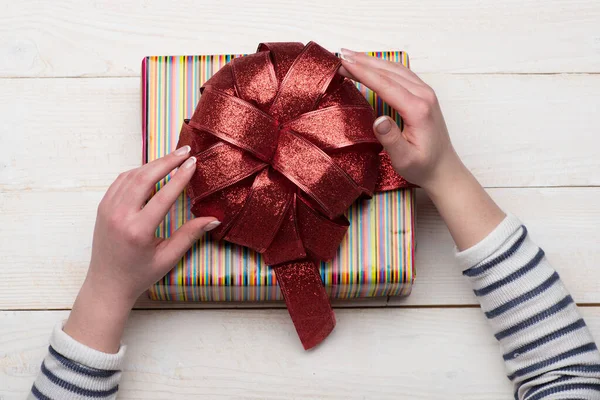 Scatola regalo per la vigilia di Natale con strisce colorate. — Foto Stock