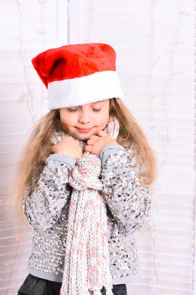 Schattig kind maakt zich klaar voor Kerstmis. Meisje met schattig gezicht — Stockfoto