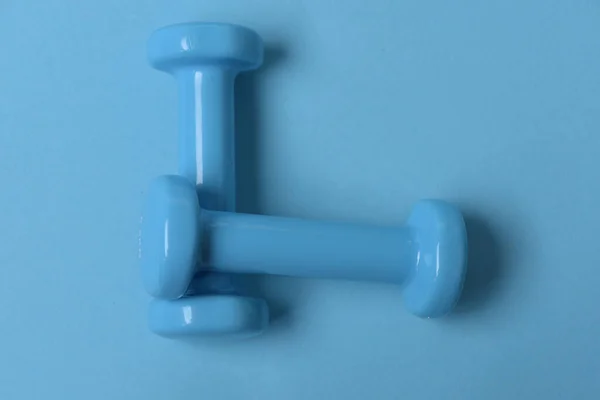 健康体制とフィットネスシンボル。青いプラスチック製のダンベル — ストック写真