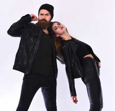Kız ve sakallı adam siyah deri ceketli ve şapkalı.